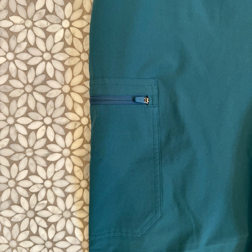 Women's Figs Yola FionLite Skinny Scrub Pants in Caribbean Blue, Size M - Picture 2 of 10